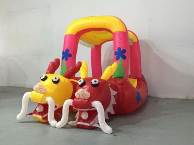 厂家直销广场游乐儿童玩具车 双龙加蓬气模充气电瓶车图片大全