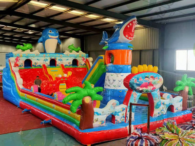 广场上的欢乐城堡 儿童充气大滑梯与蹦蹦床气模玩具的魅力